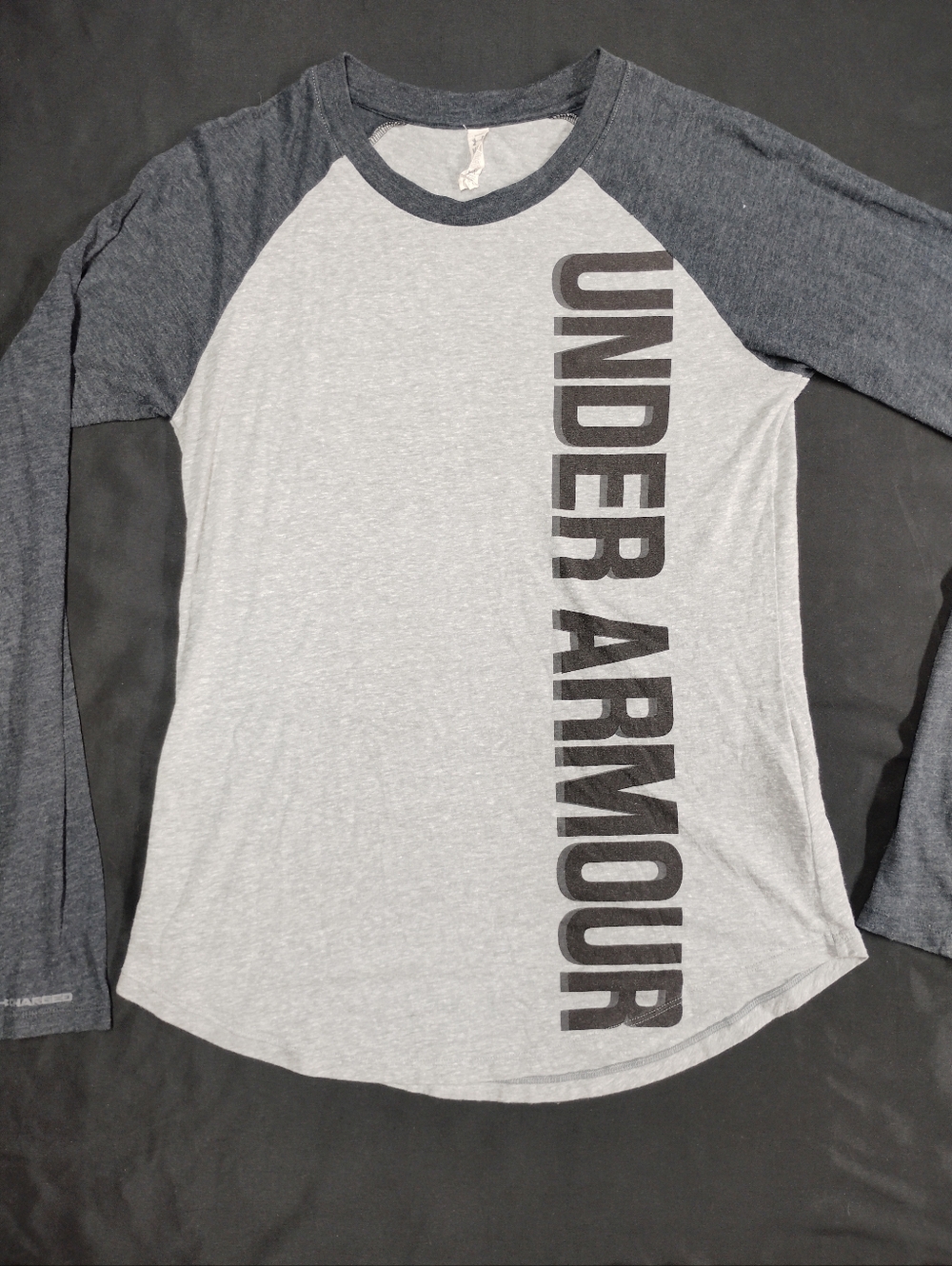 Under Armour Women'Light Gray Body with Dark Gray Raglan Sleeves Long-Sleeve Tee